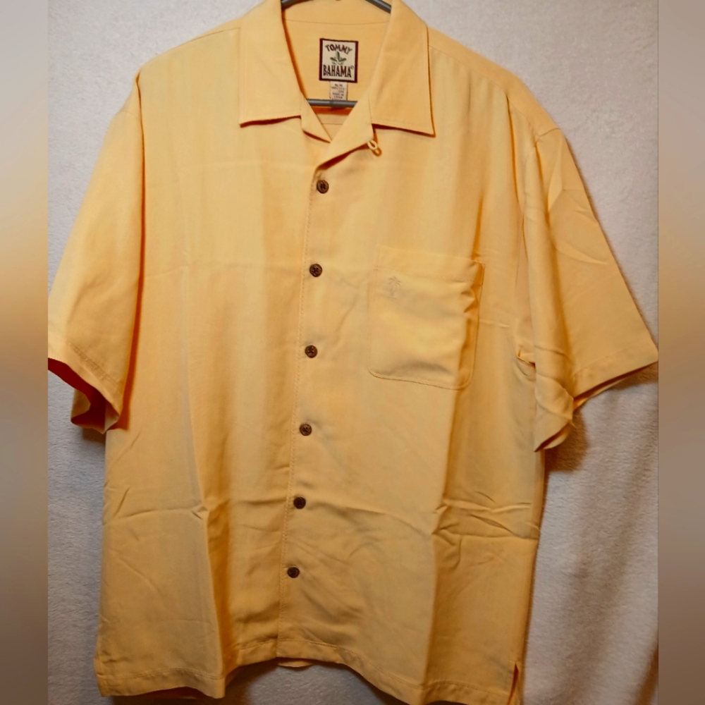 TOMMY BAHAMA BUTTON UP MEN'S SHORT SLEEVE DRESS SHIRT SIZE MEDIUM 100%Silk